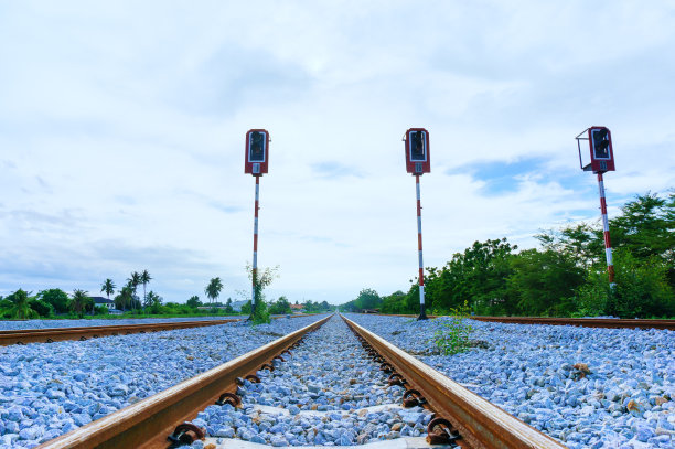 钢轨支撑，混凝土枕木散落图片下载