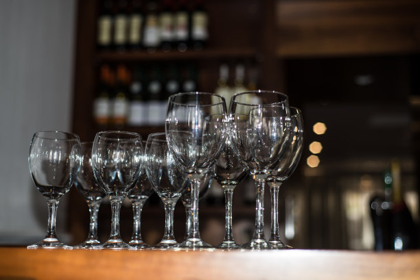 吧台上的酒杯图片下载