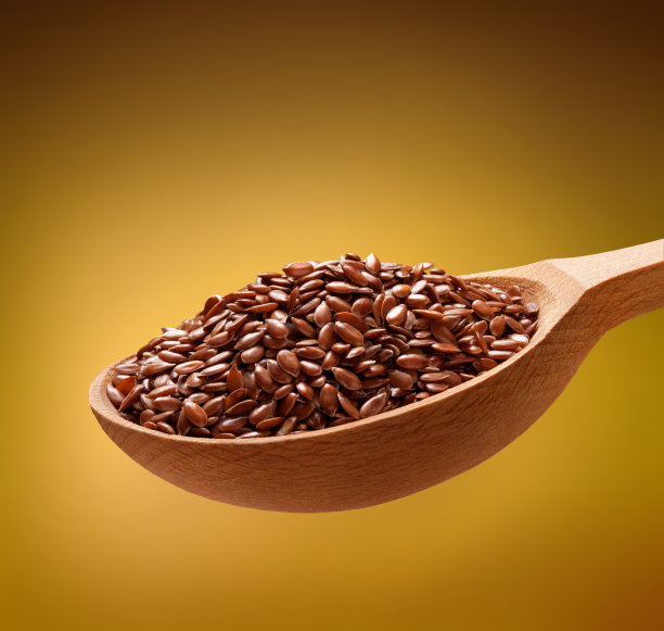 木勺里的亚麻籽图片下载