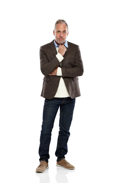 体贴成熟的男人看着相机图片下载