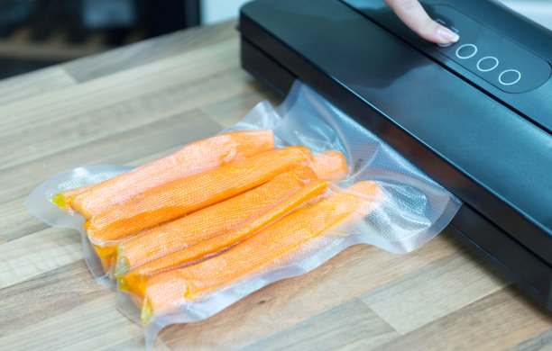 密封包装的胡萝卜。素材图片