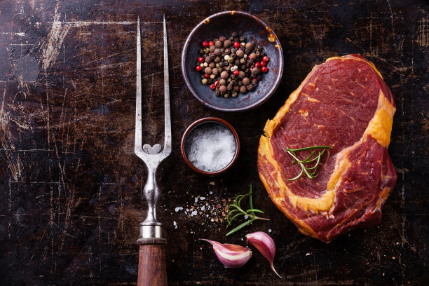 生肉肋眼牛排，调味和肉叉图片下载