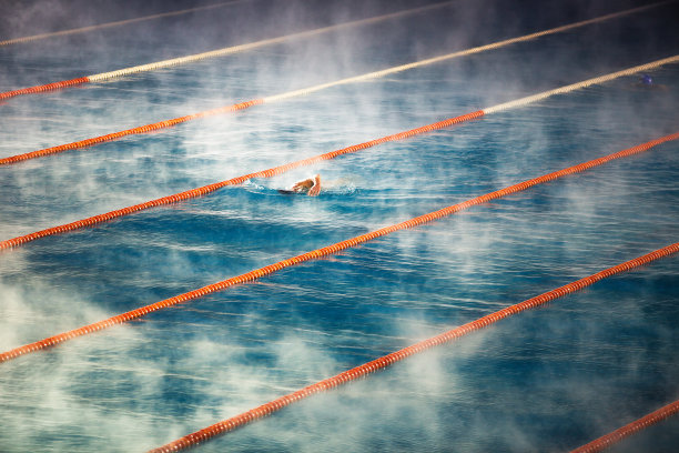 游泳池的晨雾图片下载