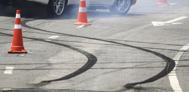 紧急制动轮在路上冒烟。图片下载