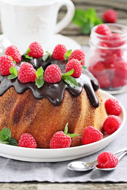 香草巧克力蛋糕配新鲜树莓图片下载
