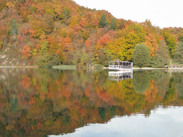 克罗地亚Plitvice湖国家公园美丽的秋天。图片下载