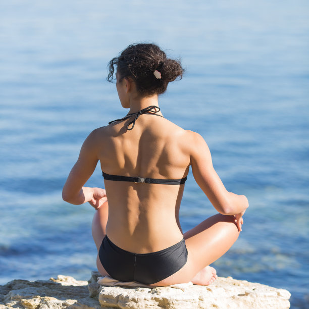 海边的女孩图片下载