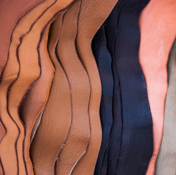 在市场上出售的皮革。图片下载