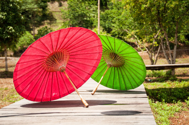 五彩缤纷的雨伞图片下载