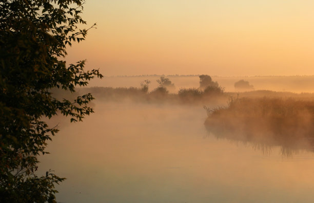 雾蒙蒙的日出前，河上有烟图片下载