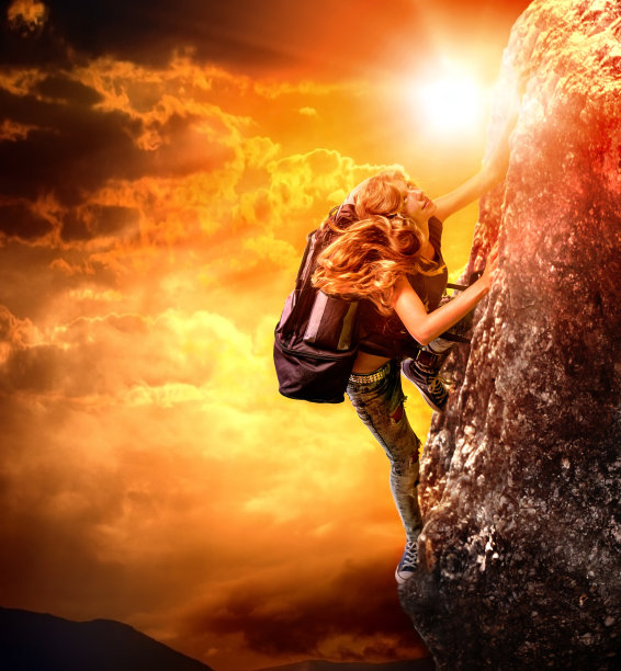 背包攀岩的女游客图片下载