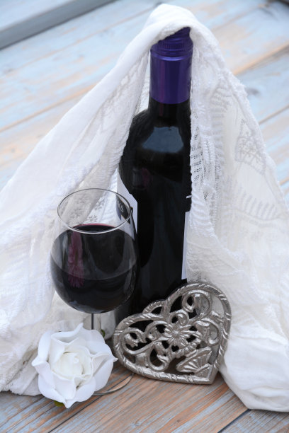 红酒配上玫瑰和心形装饰图片下载