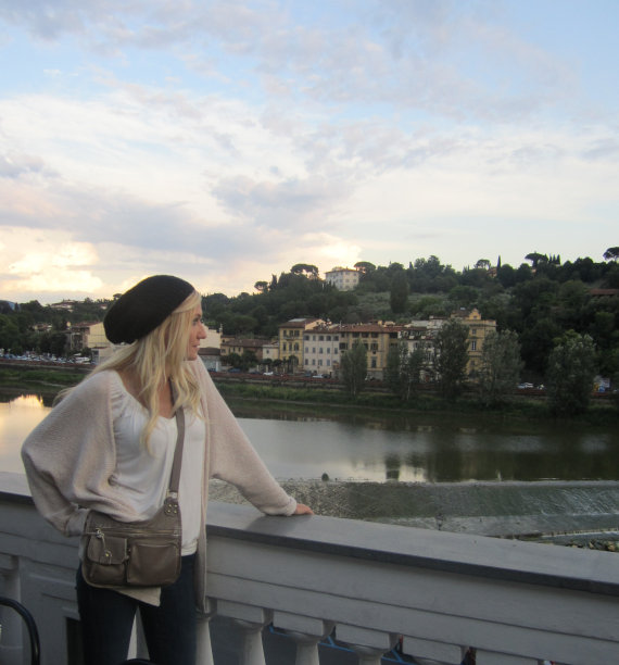 在意大利佛罗伦萨看日落/水的艺术年轻女人图片下载