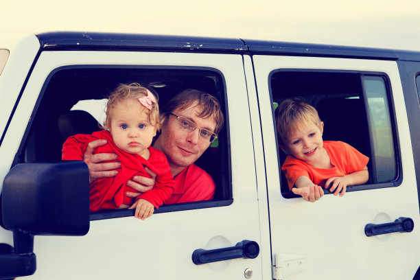 一家人在热带海滩上开着越野车图片下载