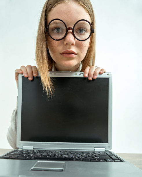 她张着嘴盯着你看。图片下载