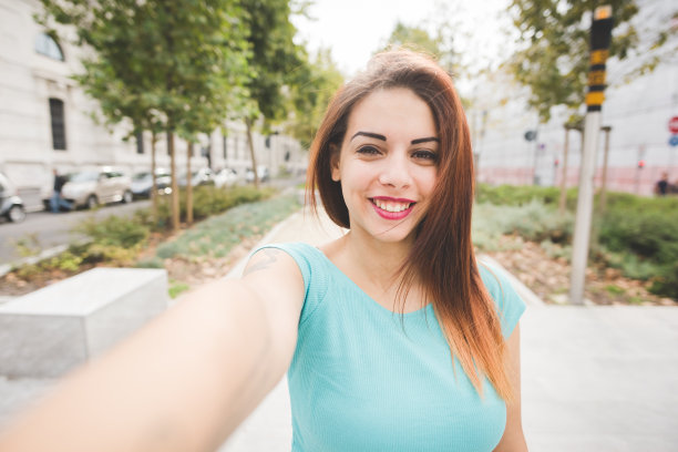 半长年轻英俊的白人女人自拍图片下载