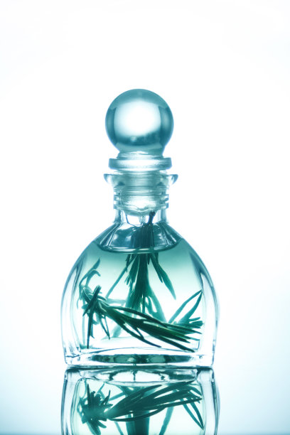 装在玻璃瓶中的迷迭香精油图片下载