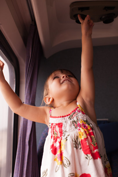 小女孩在火车上打开空调图片下载