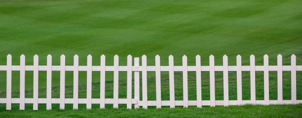 草坪和栅栏图片下载