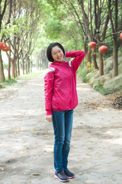 公园里的中国女孩图片下载