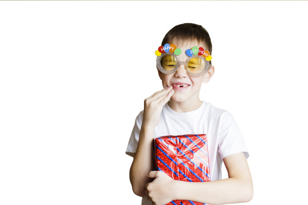 在生日聚会上吃甜食导致牙痛图片下载