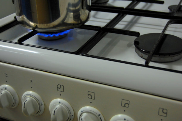 白色煤气炉和银锅图片下载