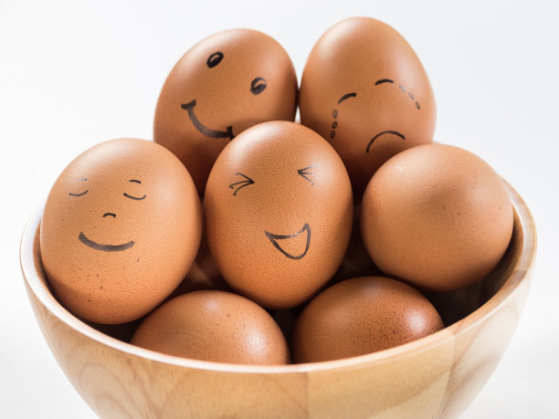 鸡蛋放在木碗里图片下载