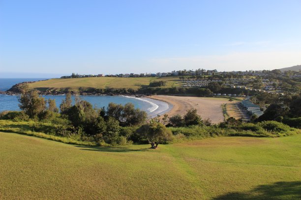 宁静的海滩在一个完美的晴朗的下午图片下载