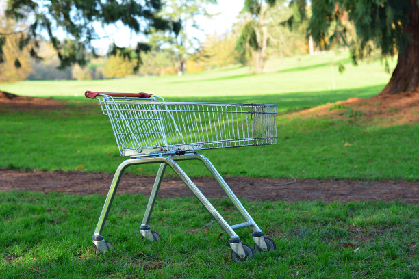 废弃在公园里的购物车。图片下载