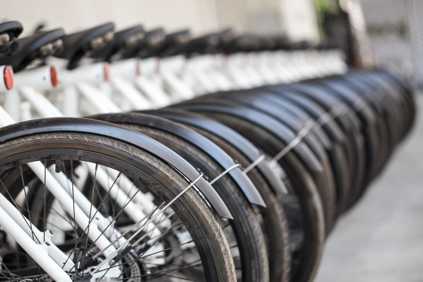 一组自行车的车轮细节图片下载