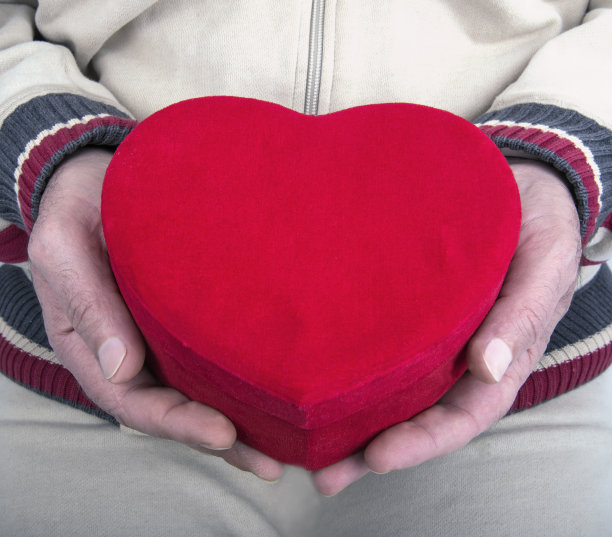 他手里拿着红心图片下载