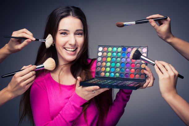 拿着调色板的化妆师图片下载
