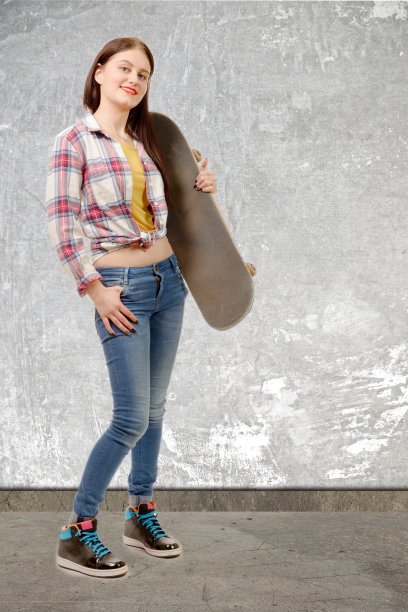 微笑的滑板女孩拿着滑板图片下载