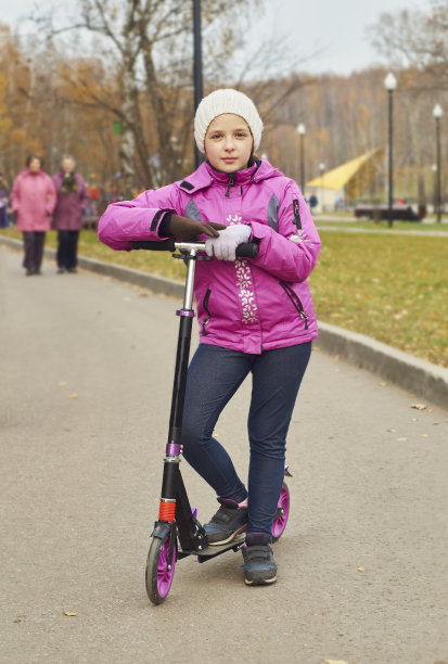 一个在户外骑摩托车的女孩的肖像图片下载