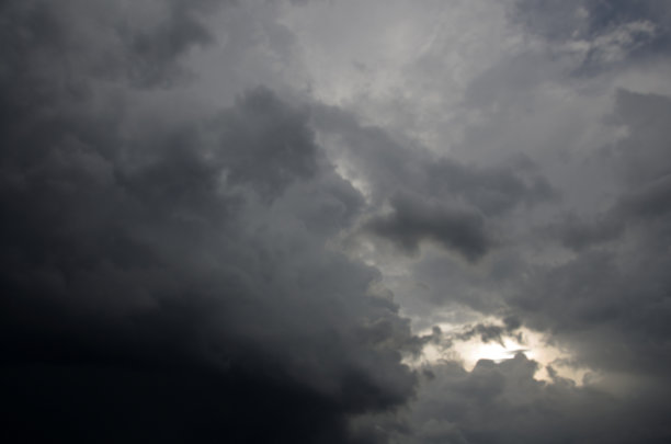 暴风雨的云和天空背景在黄昏时间图片下载