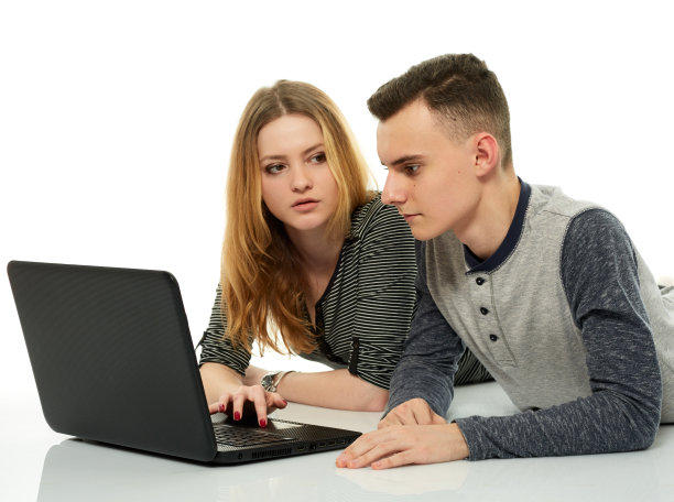 青少年一起在笔记本电脑上做作业图片下载