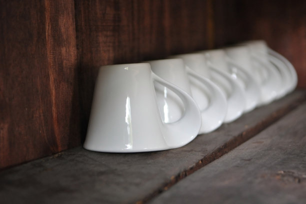 架子上的散焦白色杯子图片下载