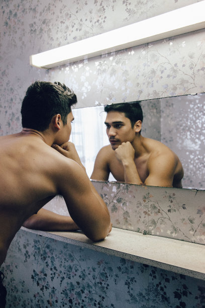 人深入地观察自己图片下载