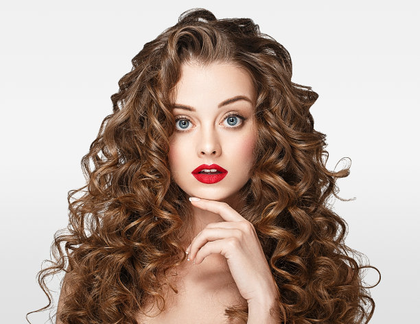 女人肖像与卷发完美化妆红唇。图片下载