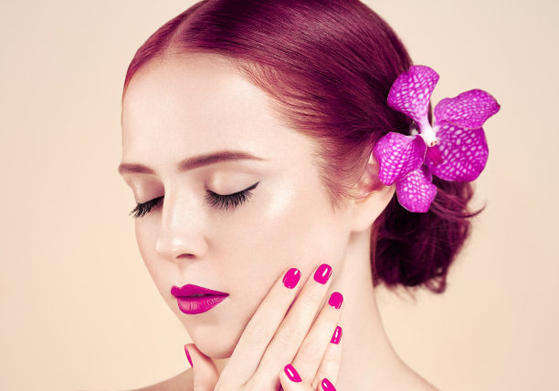 漂亮的红发女人。完美的化妆美甲图片下载