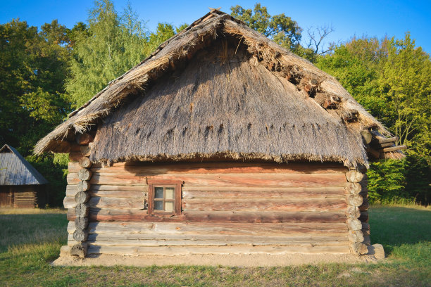 乌克兰村庄的老木屋图片下载