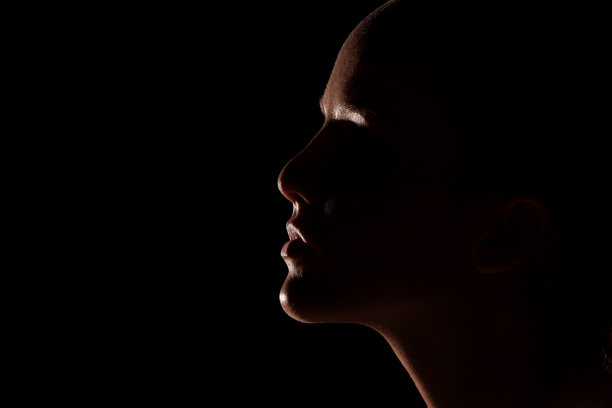 漂亮姑娘的头微微发亮图片下载