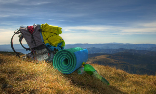 登山背包在山顶图片下载