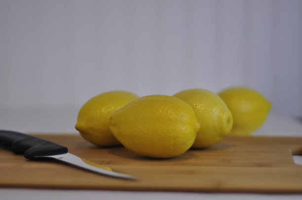 用刀切菜板上的一小群柠檬图片下载