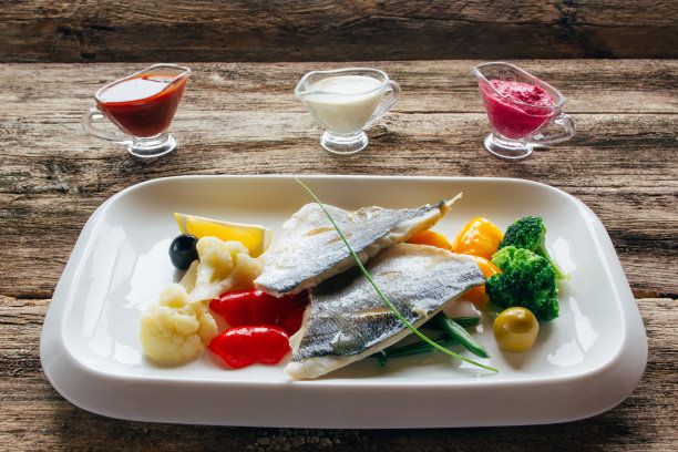 鱼柳配蔬菜及酱汁图片下载