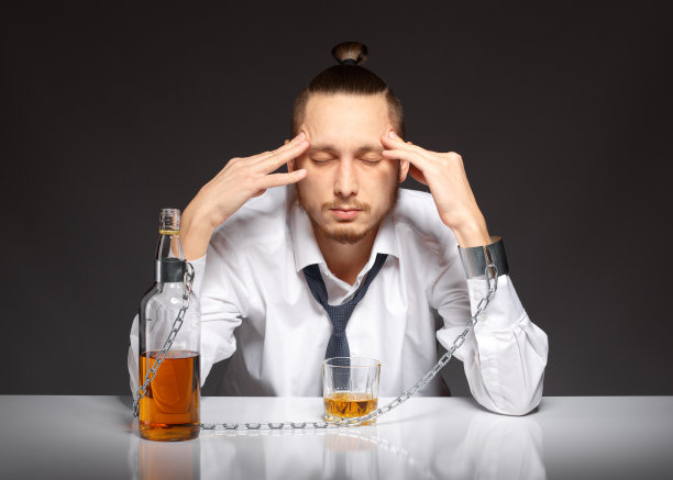 男性的酒精依赖图片下载