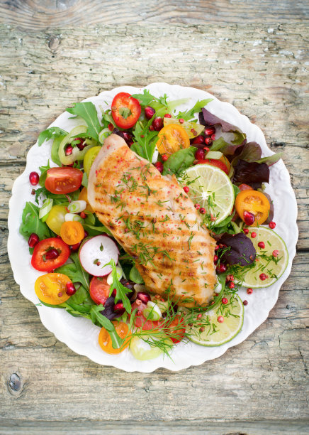 烤鸡胸肉和沙拉图片下载
