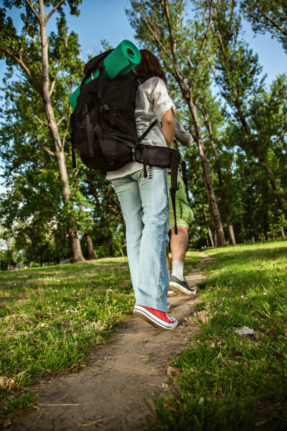 两个穿过树林的游客图片下载