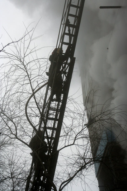 楼梯上的消防员图片下载