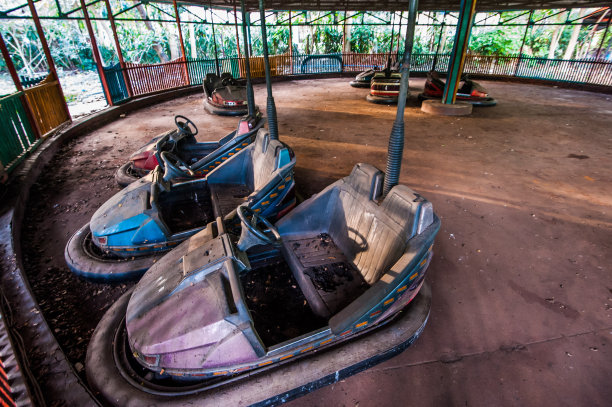 废弃的碰碰车图片下载